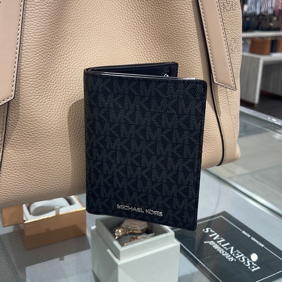 Michael Kors Jet Set Travel Passport Wallet
Black Signature/Silver-Tone Hardware - Picture 14 of 16